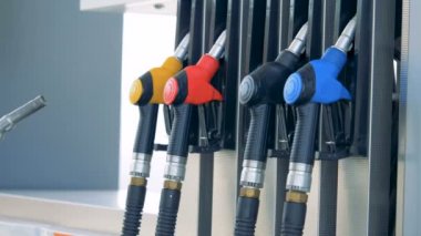 Yeşil gaz memesi geri yerine bir adam tarafından koymak. Benzin, benzin, yakıt, petrol kavramı.
