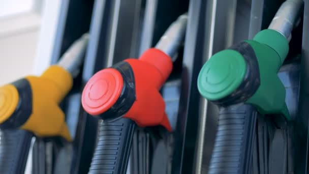 Avvicinamento di ugelli a gas maniglie multicolori. Benzina, gas, carburante, petrolio concetto . — Video Stock