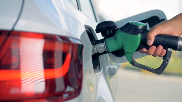 Una persona está sacando una pistola de gas del tanque del cuidado y cerrándola — Vídeos de Stock