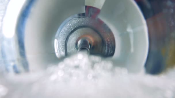 Benzina inizia a fluire da un tubo dritto verso la fotocamera — Video Stock