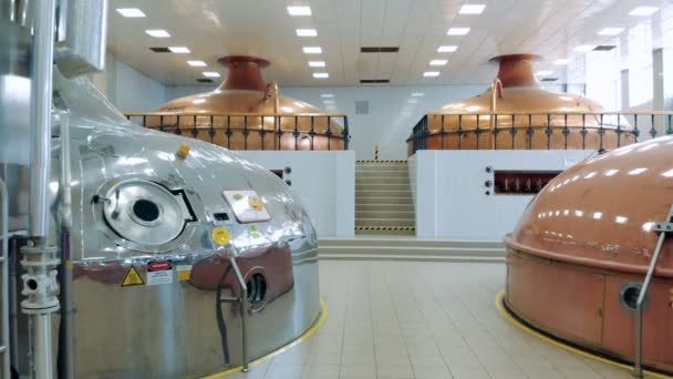 Завод по производству спирта с различными резервуарами — стоковое видео