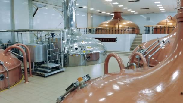 Riesige Fabrikhalle mit metallenen Biercontainern — Stockvideo