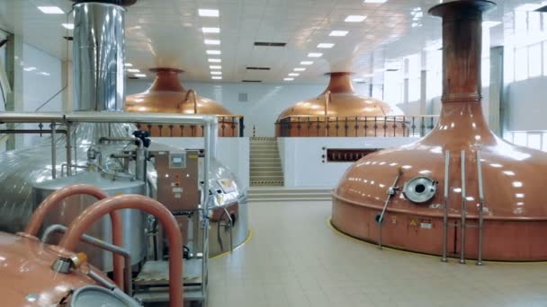 酒厂装置中的发酵水壶 — 图库视频影像