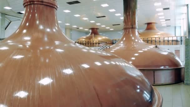 Vista superior de las teteras de bronce en la unidad cervecera — Vídeos de Stock