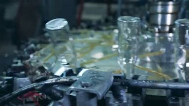 Yıkama donanımları, şişe püskürtme bir fabrikada çalışıyor.