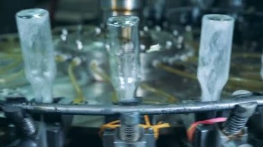 Alkol fabrika yıkama cam şişeler ile çalışma. 4k