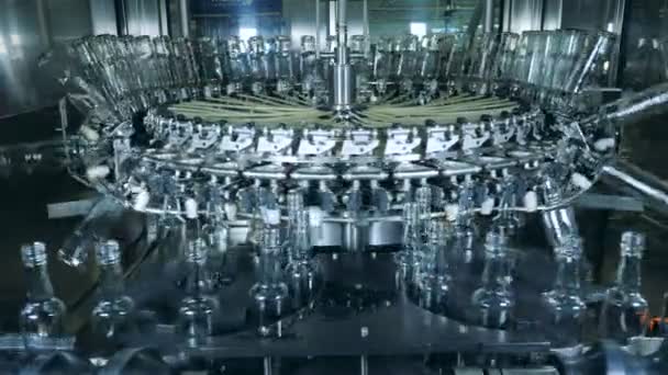 Máquina automatizada lava garrafas na fábrica de produção de álcool . — Vídeo de Stock