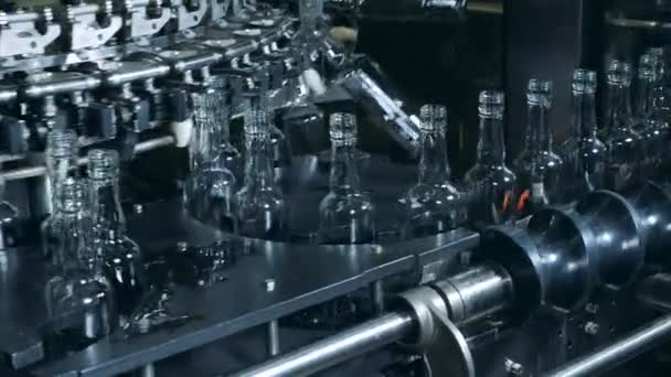 Botellas lavadas moviéndose en una línea de fábrica, tecnología moderna . — Vídeos de Stock