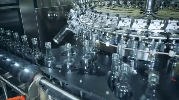 Podložka Factory práci s prázdné lahve, automatizované výroby. — Stock video