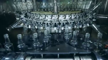 Boya, vernik şişe bir fabrikada, Robotik işlem yıkar.