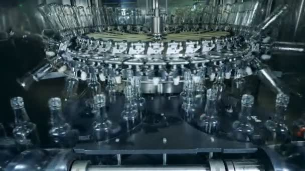 Tisztító berendezés lemossa palackok egy gyárban, robot folyamat. — Stock videók