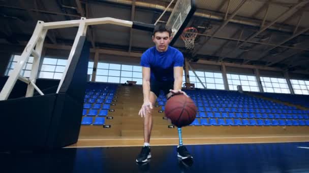 Nizhny Novgorod, Rússia - CIRCA Novembro 2018: Ginásio vazio e um homem com deficiência treinando para o basquete — Vídeo de Stock