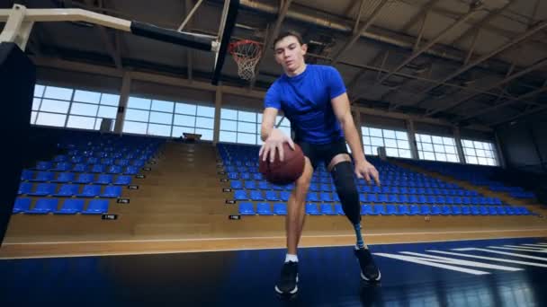 Nizhny Novgorod, Rusia - CIRCA noviembre 2018: Práctica de baloncesto de un hombre con una pierna protésica — Vídeos de Stock