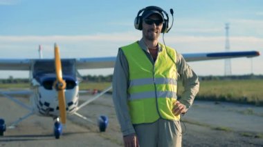 Bir pilot bakar bir uçağın arka plan üzerinde duran bir kamera, yakın çekim.