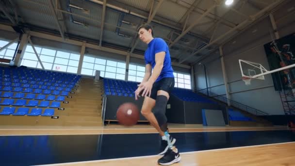 Nizhny Novgorod, Rusya Federasyonu - Kasım 2018 yaklaşık: Basketbol eğitim sentetik bir bacak ile Engelli bir adamın — Stok video