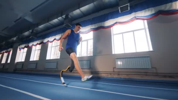 Nizhny Novgorod, Rusia - CIRCA noviembre 2018: Pista de gimnasia y un hombre discapacitado saltando a lo largo de ella — Vídeos de Stock