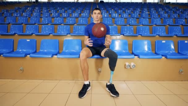 Nizhny novgorod, Russland - ca. November 2018: leere Turnhalle und ein behinderter Mann, der im Sitzen mit einem Ball spielt — Stockvideo