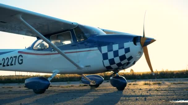 Ein Flugzeug mit rotierendem Propeller, Nahaufnahme. — Stockvideo