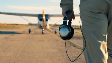 Arkadan Görünüm, podyumda yürürken kulaklıklar bir kişi tutar.