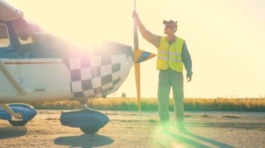 Bir uçağın arka plan, bir pilot yürüyüşler yakın çekim.