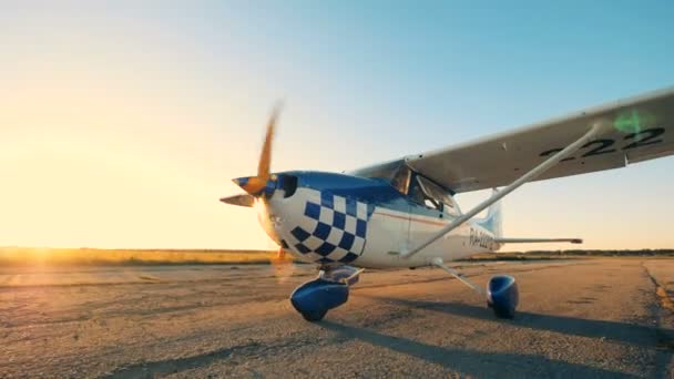 Arbetsplanet pågår ett flygfält, närbild. — Stockvideo