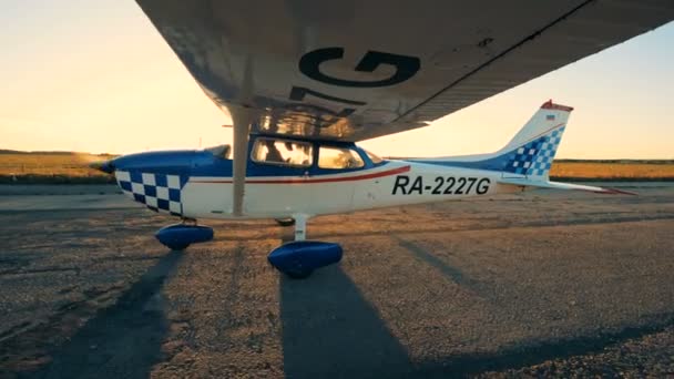 Petit avion avec hélice tournante sur piste, vue latérale . — Video