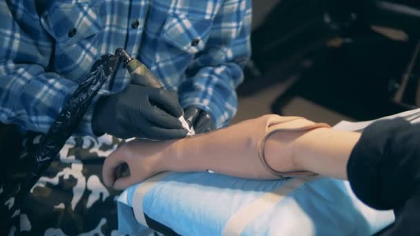 Brazo artificial con una aplicación de tatuaje haciendo en él — Vídeos de Stock
