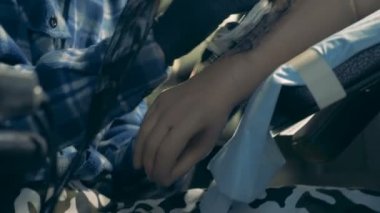 Erkek usta bir protez kolundaki dövme uygulama yapıyor