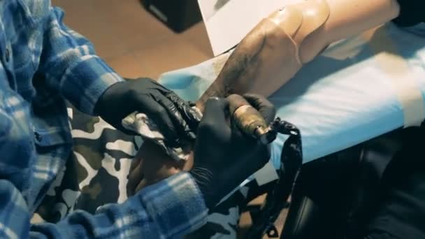 Criando uma tatuagem em uma prótese de braço masculino — Vídeo de Stock