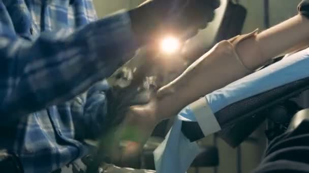 Tätowierung auf einem männlichen künstlichen Arm — Stockvideo