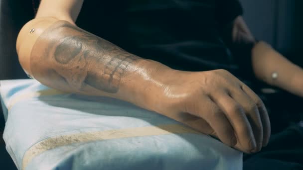 Ein Mann wirft seine künstliche Hand mit Tätowierung ab und verschwindet — Stockvideo