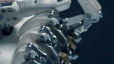 Beyaz biyonik el parmakları, hareketli protez çalışma.