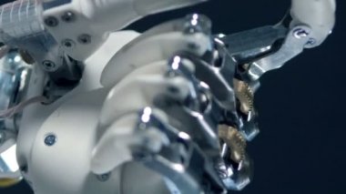 Otomatik el hareketli, çalışmalarında biyonik protez.