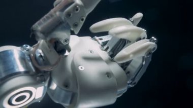 Modern el protez parmakları otomatik olarak bükme.