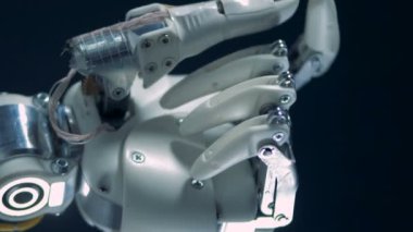 Sibernetik protez işleri, metal parmak hareketli.