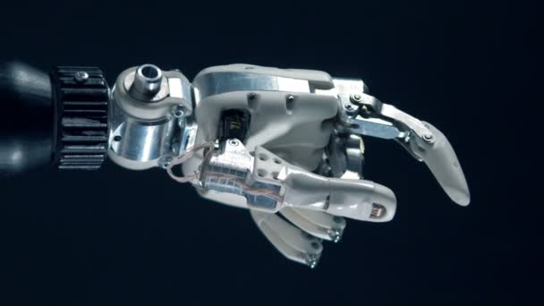 Robot prothese werkt, bewegende metalen vingers. — Stockvideo