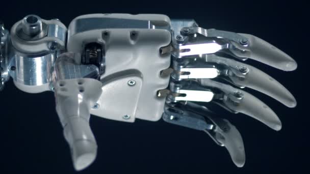 La mano protesica piega automaticamente le dita . — Video Stock