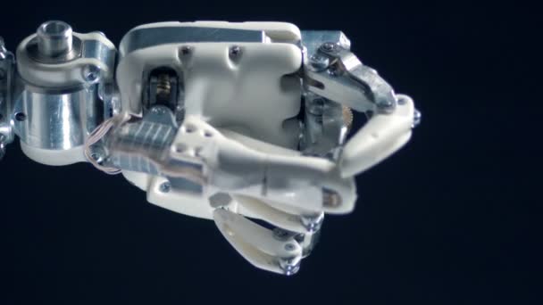 Bílá bionická protéza práce, robotická ruka. — Stock video