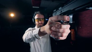 Bir adam bir silah kullanan bir çekim mesafeden amacı, yakın çekim.