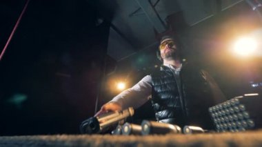 Bir tetikçi bir silah bir tablodan bir çekim odasında, alt görünümü alır..