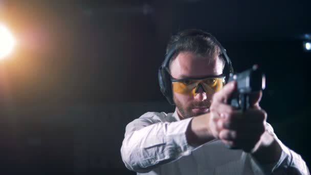 Střelec má s pistolí na střelnici, zblízka. — Stock video