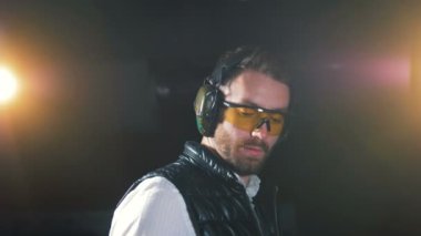 Erkek shooter amaçları bir tabanca ile yakın çekim.