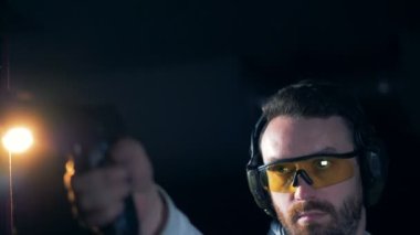 Bir kişi silahla bir hedef amacı, yakın çekim.