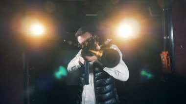 Bir tetikçi büyük bir tüfek bir çekim aralığı tutar, yakın çekim.