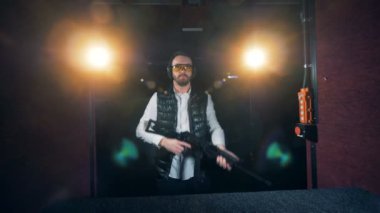 Tetikçi bir tüfek pratik çekim mesafeden kullanır. 4k