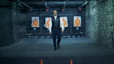 Tetikçi yürür ve bir kameraya benziyor, yakın çekim.