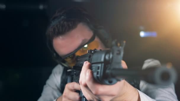 Personne avec un fusil d'entraînement dans une pièce, gros plan . — Video