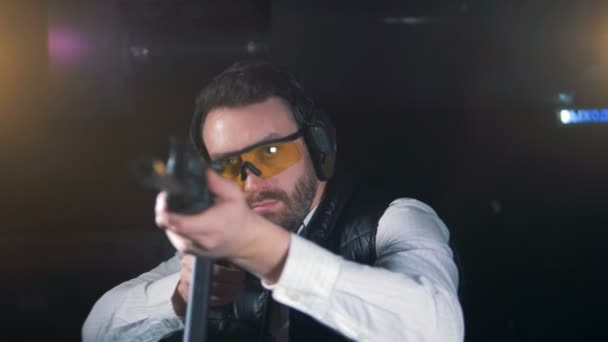 Jeden muž cíle cíl, s puškou, zblízka. — Stock video