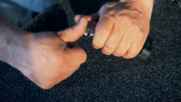 En person laddar en pistol magazine, närbild. — Stockvideo