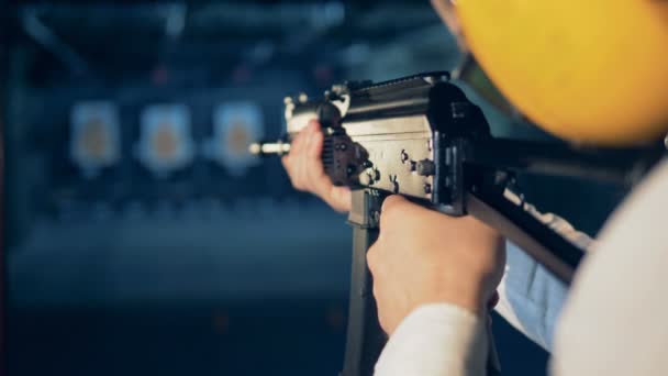 Vista de una persona apuntando con rifle, vista trasera . — Vídeos de Stock